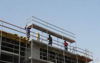 Cena pronájmu lešení na stavbě.